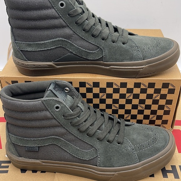 Vans • Men’s Bmx Sk8-Hi Dark Gray/Gum
VN0005V0BFD
Sneakers - Picture 2 of 16
